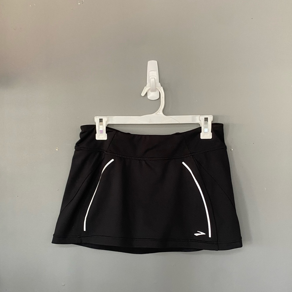 Brooks skort.  Size small with reflectives